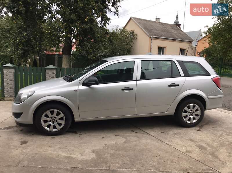 Универсал Opel Astra 2011 в Львове