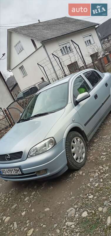 Седан Opel Astra 2004 в Тячеві