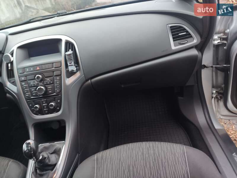 Универсал Opel Astra 2015 в Чернигове