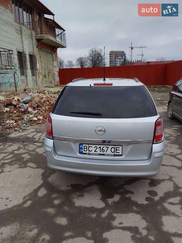 Универсал Opel Astra 2010 в Дрогобыче