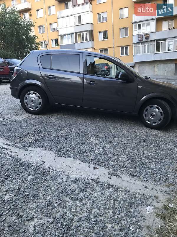 Хэтчбек Opel Astra 2012 в Ужгороде