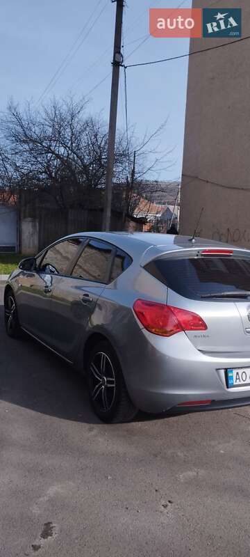 Хетчбек Opel Astra 2011 в Мукачевому