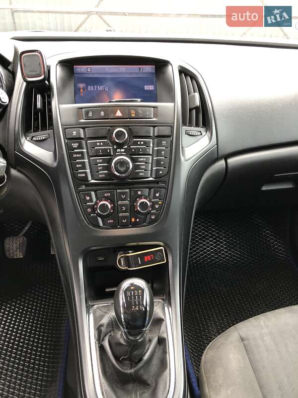 Универсал Opel Astra 2011 в Ивано-Франковске