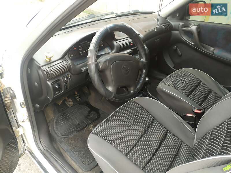 Седан Opel Astra 1994 в Кам'янському