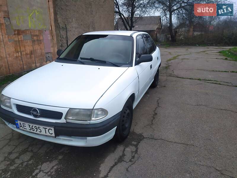 Седан Opel Astra 1994 в Кам'янському
