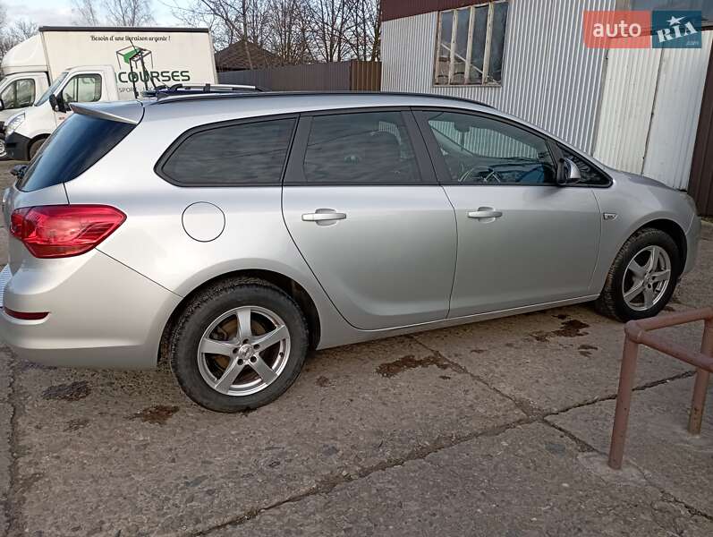 Универсал Opel Astra 2011 в Нововолынске