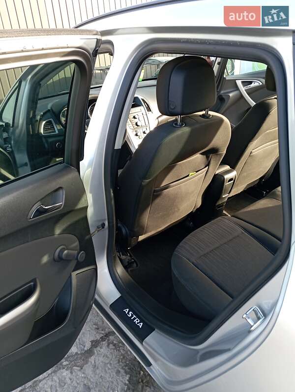 Универсал Opel Astra 2011 в Нововолынске