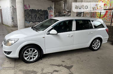 Универсал Opel Astra 2012 в 