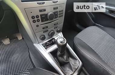 Хетчбек Opel Astra 2010 в 