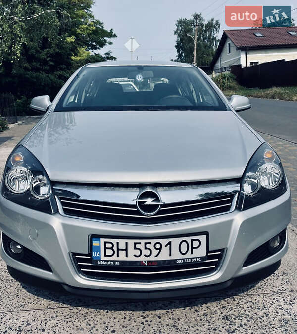 Хэтчбек Opel Astra 2012 в 