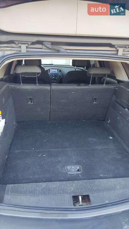 Универсал Opel Astra 2012 в Ужгороде