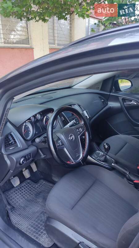 Универсал Opel Astra 2012 в Ужгороде