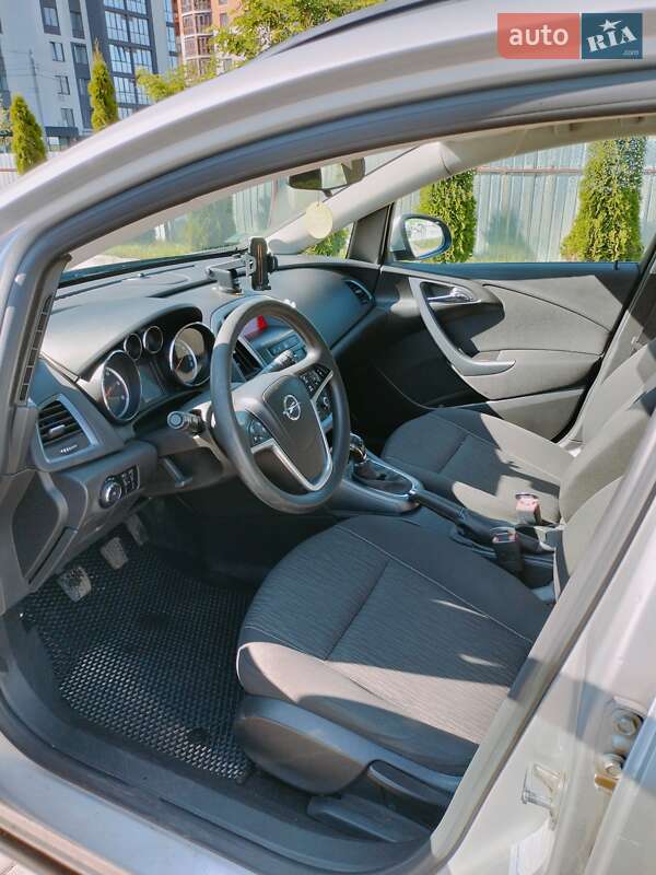 Универсал Opel Astra 2012 в Ивано-Франковске