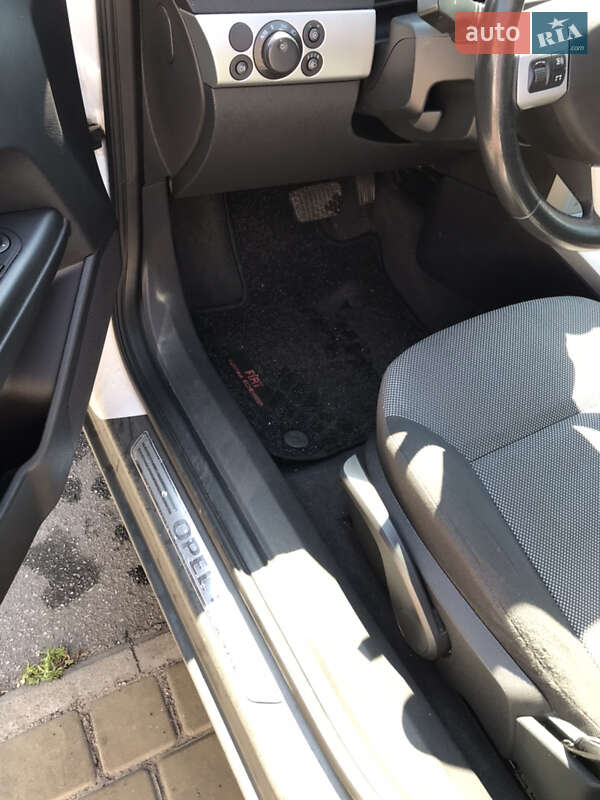 Хэтчбек Opel Astra 2009 в Горишних Плавнях