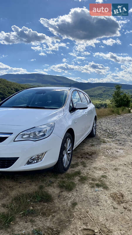 Універсал Opel Astra 2012 в Івано-Франківську