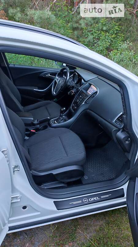 Универсал Opel Astra 2012 в Чернигове