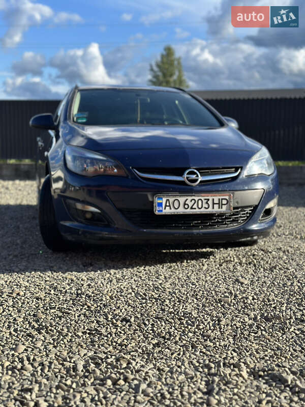 Универсал Opel Astra 2014 в Тячеве