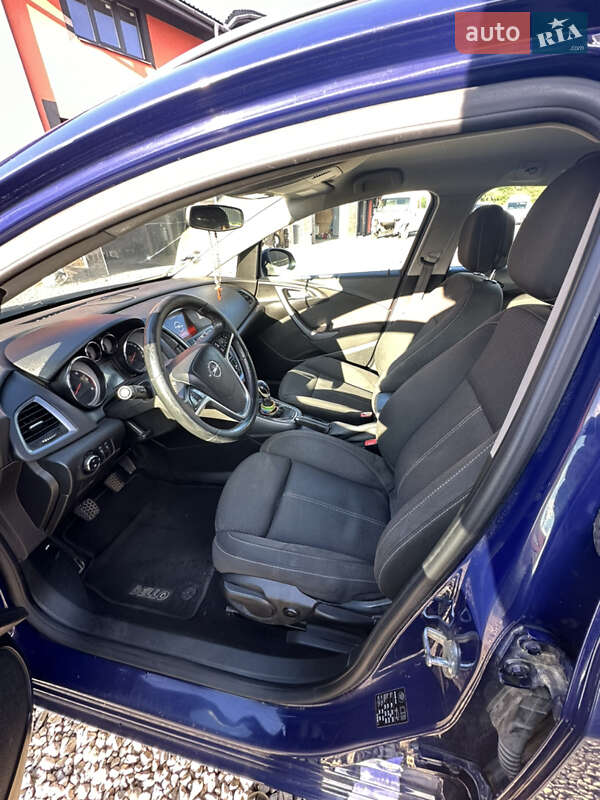 Универсал Opel Astra 2014 в Тячеве