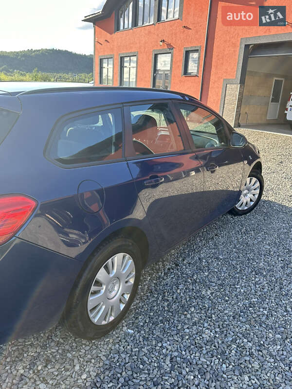 Универсал Opel Astra 2014 в Тячеве