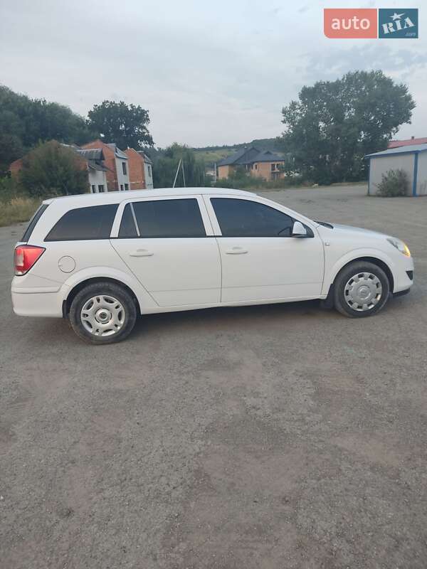 Универсал Opel Astra 2011 в Бережанах