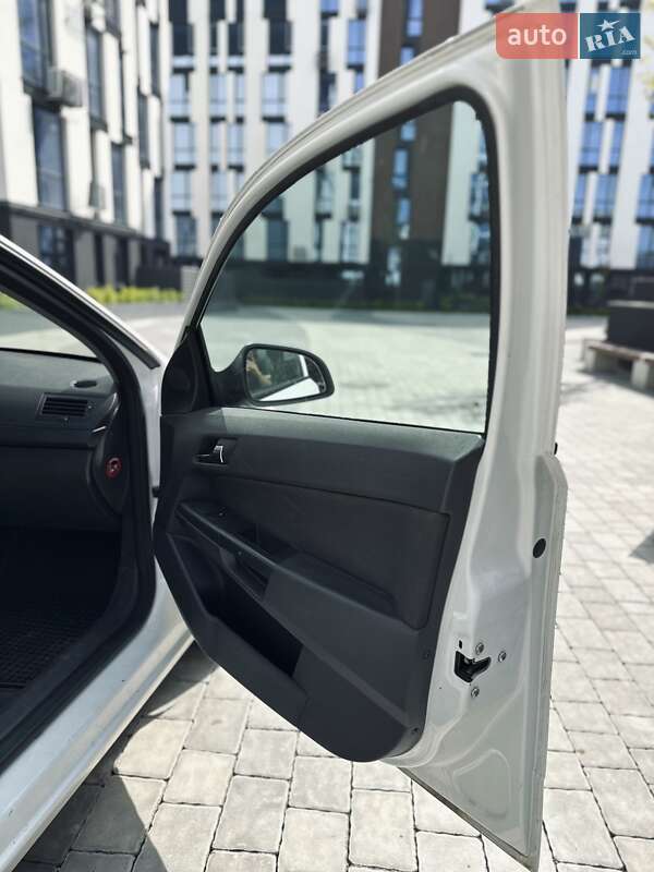 Універсал Opel Astra 2011 в Новій Одесі