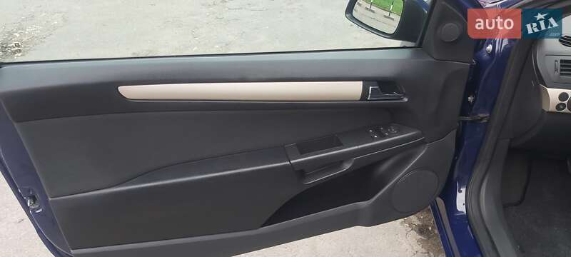 Купе Opel Astra 2008 в Тернополі