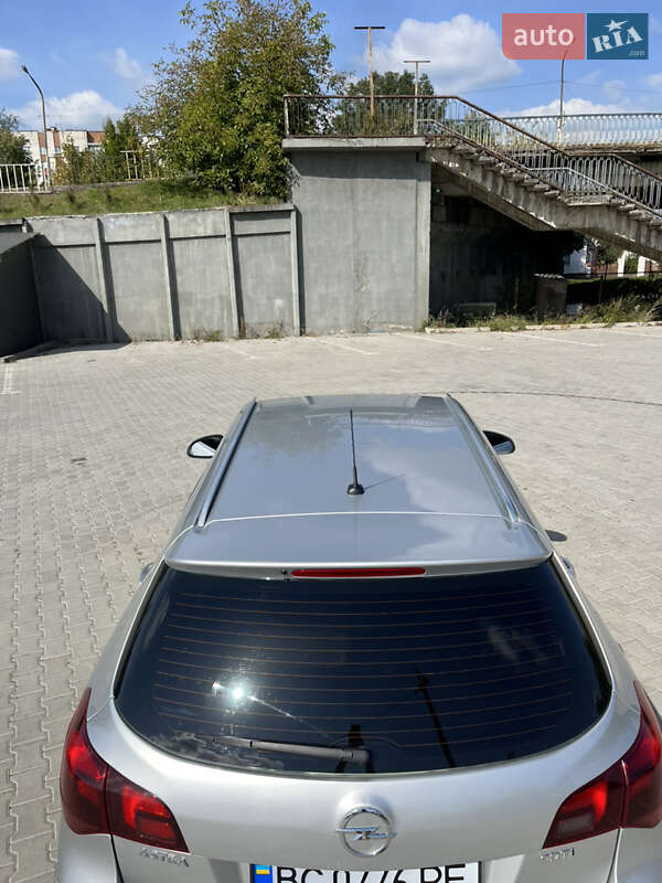 Универсал Opel Astra 2013 в Дрогобыче