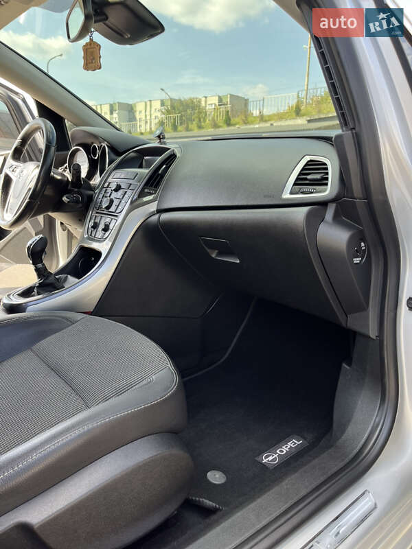 Универсал Opel Astra 2013 в Дрогобыче