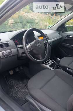 Хэтчбек Opel Astra 2004 в 