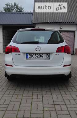 Універсал Opel Astra 2012 в Рівному