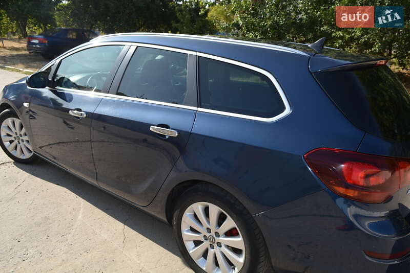 Универсал Opel Astra 2012 в Новоднестровске