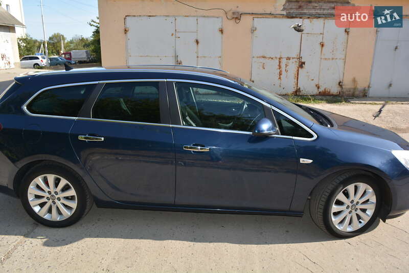 Универсал Opel Astra 2012 в Новоднестровске