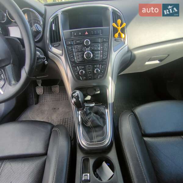 Универсал Opel Astra 2012 в Новоднестровске