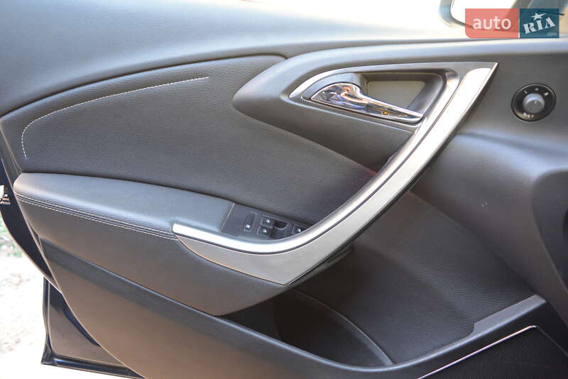 Универсал Opel Astra 2012 в Новоднестровске