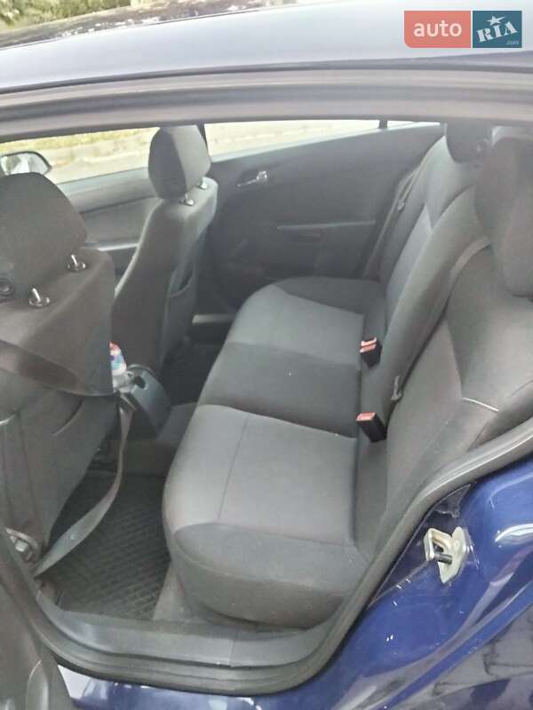 Хэтчбек Opel Astra 2012 в Ивано-Франковске