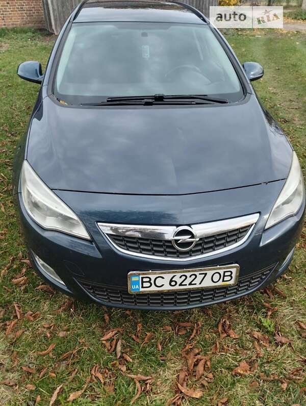 Универсал Opel Astra 2012 в Сокале
