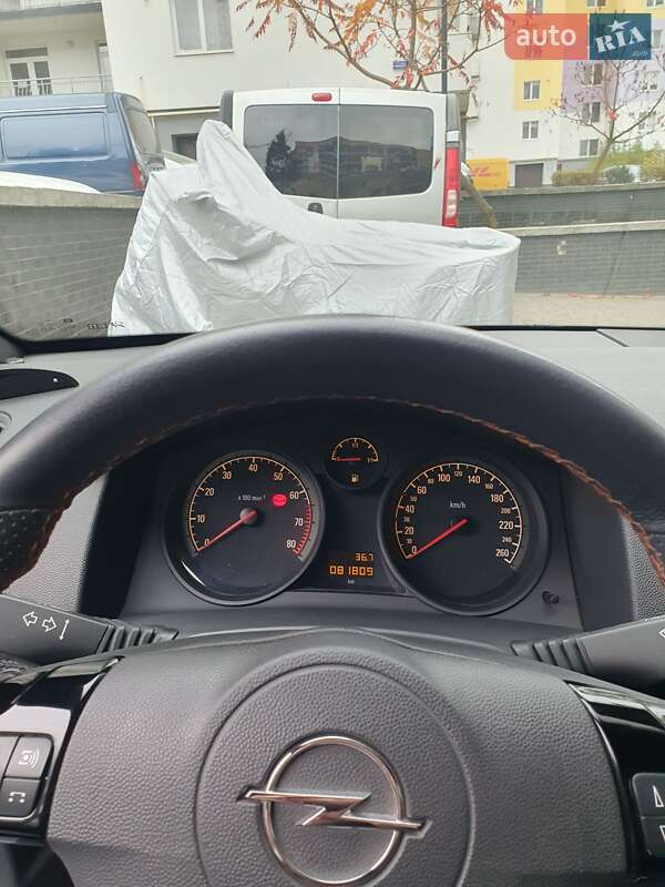 Хэтчбек Opel Astra 2011 в Ивано-Франковске