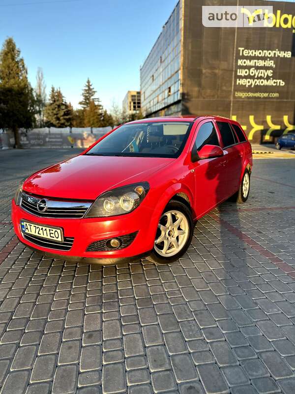 Універсал Opel Astra 2011 в Івано-Франківську