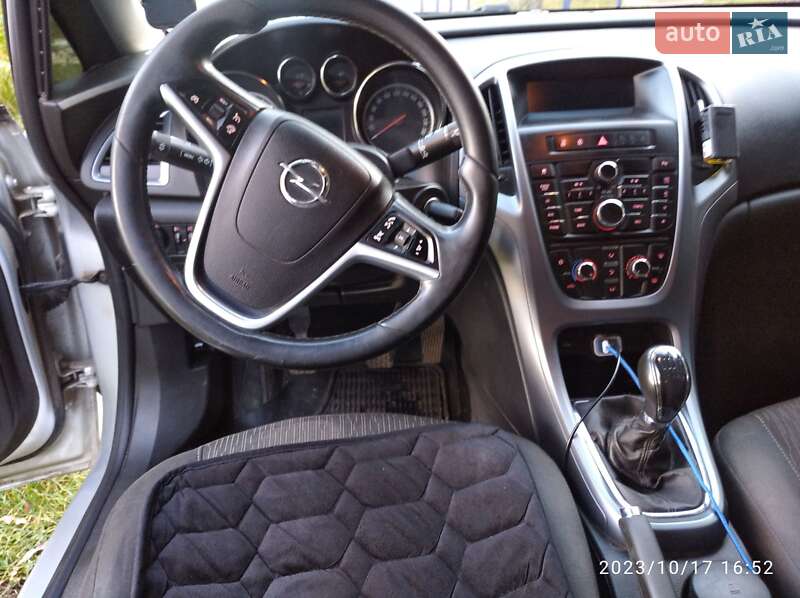 Универсал Opel Astra 2013 в Прилуках