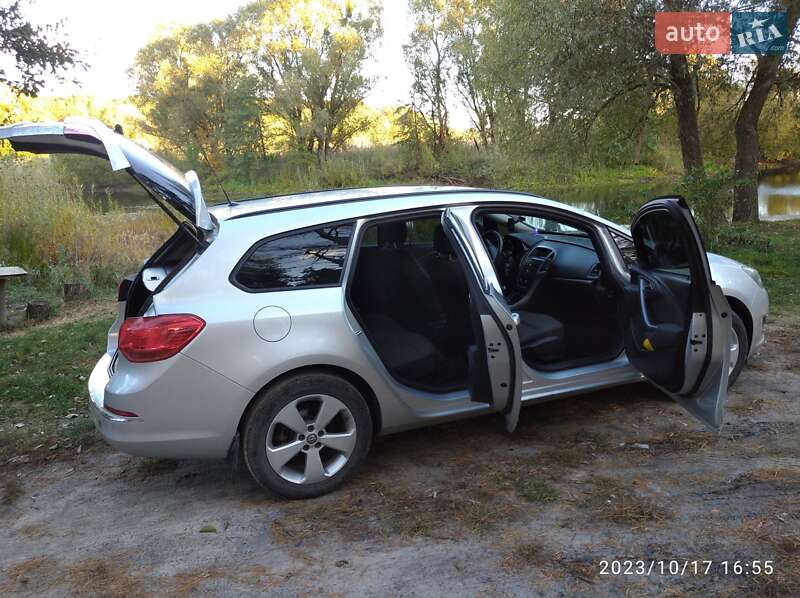 Универсал Opel Astra 2013 в Прилуках