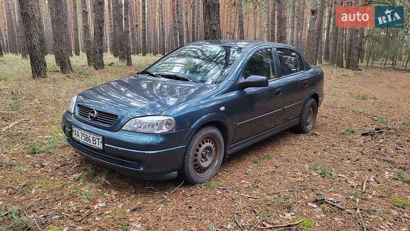 Седан Opel Astra 2004 в Переяславе