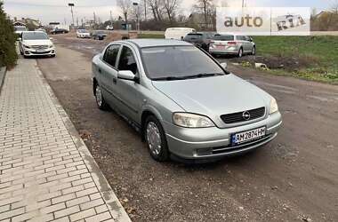 Седан Opel Astra 2004 в Романове