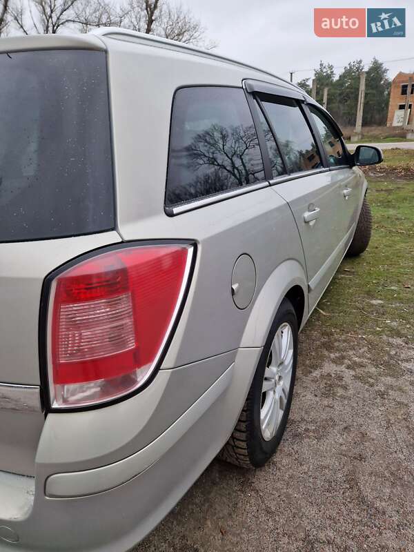 Универсал Opel Astra 2009 в Зачепиловке