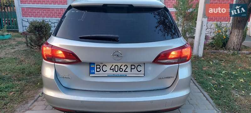 Универсал Opel Astra 2018 в Знаменке