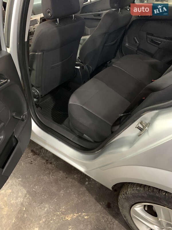 Універсал Opel Astra 2009 в Луцьку