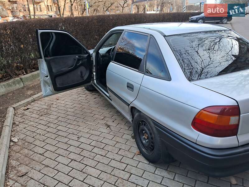 Седан Opel Astra 1993 в Миколаєві