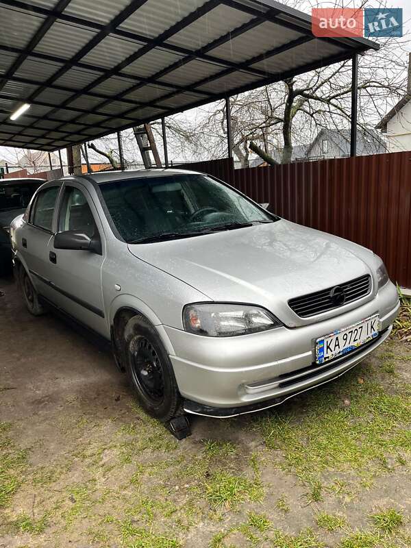 Седан Opel Astra 2005 в Турийске