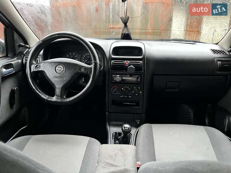 Седан Opel Astra 2005 в Турийске