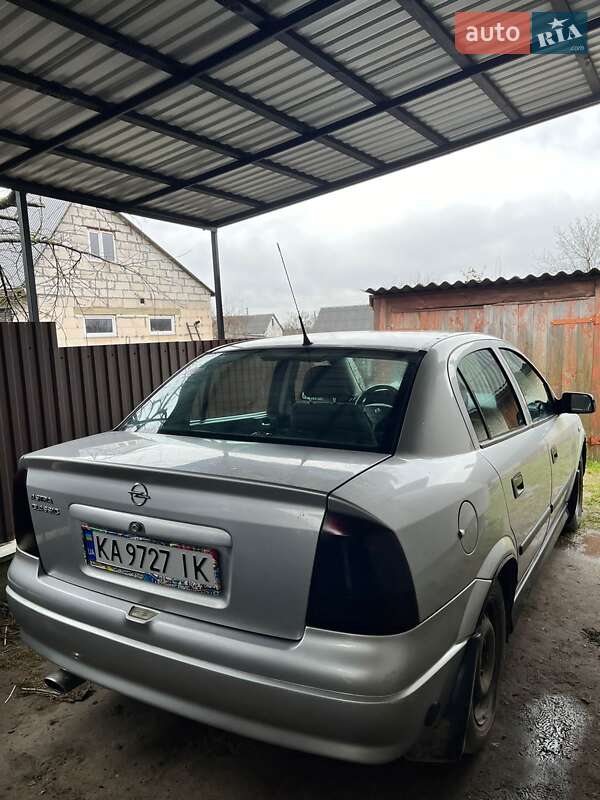 Седан Opel Astra 2005 в Турийске