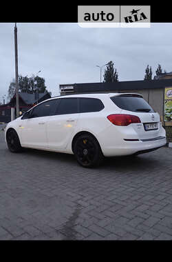 Універсал Opel Astra 2012 в Рівному